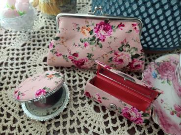 Geschenkset Kosmetiktasche Lippenstift-Etui Taschenspiegel Rosen Rosenmuster